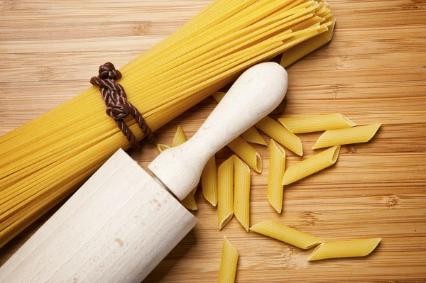 Fabrication de pâtes maison avec un rouleau en bois — Photo