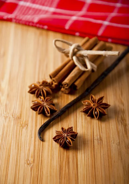 Star anise and cinnamon sticks — Stock Photo, Image