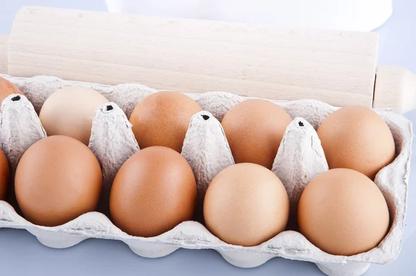 Eier mit Rolle über Weiß — Stockfoto