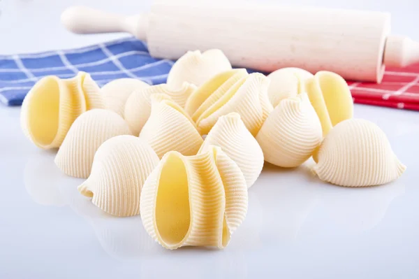 Conchas de pasta grandes sobre blanco — Foto de Stock