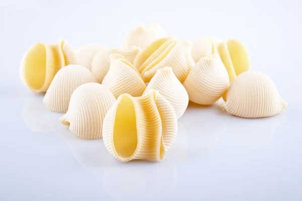 Conchas de pasta grandes sobre blanco — Foto de Stock