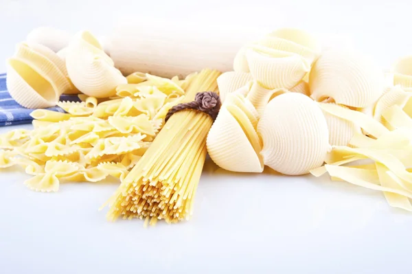 Pastas italianas, huevos y rodillo sobre un fondo blanco — Foto de Stock