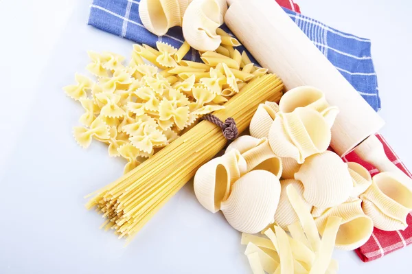 Pastas italianas, huevos y rodillo sobre un fondo blanco — Foto de Stock