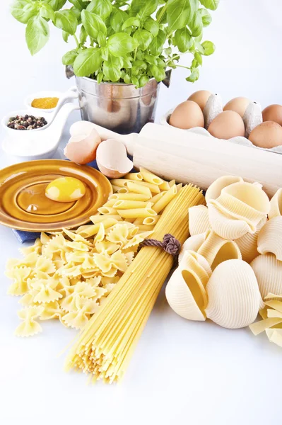 Pasta italiana, uova e mattarello su fondo bianco — Foto Stock