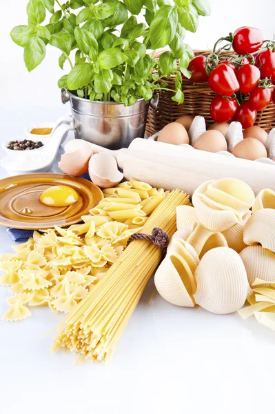 Pastas italianas, huevos y rodillo sobre un fondo blanco — Foto de Stock