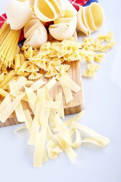 Italialainen pasta, munat ja valssaustappi valkoisella taustalla — kuvapankkivalokuva