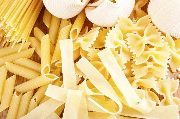 Primo piano su assortimento di pasta cruda — Foto Stock