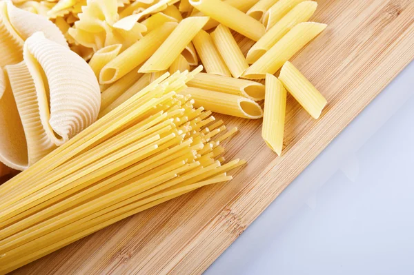 Close-up van het assortiment ongekookte pasta — Stockfoto