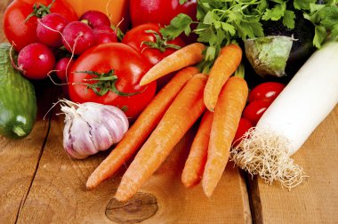 Tahta masada taze sebze.