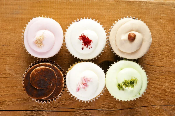 Cupcakes on wooden background — Stock Photo, Image