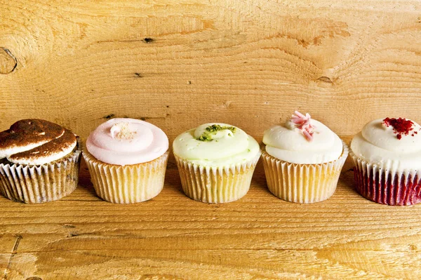 Cupcakes on wooden background — Stock Photo, Image
