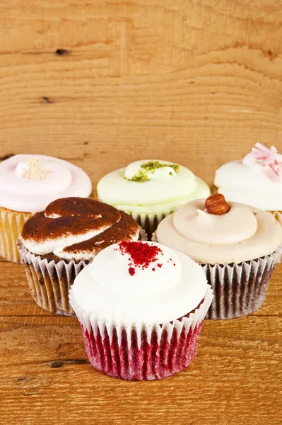 Cupcakes on wooden background — Stock Photo, Image