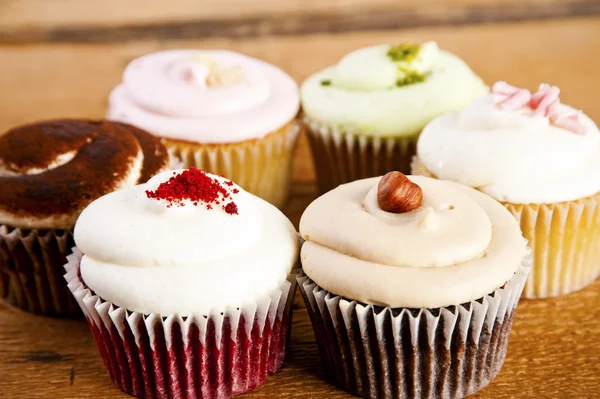 Cupcakes on wooden background — Stock Photo, Image