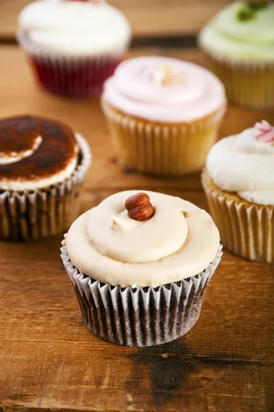 Cupcakes on wooden background — Stock Photo, Image