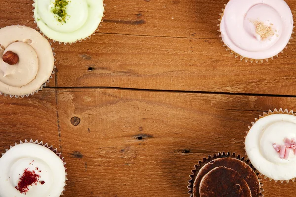 Cupcakes on wooden background — Stock Photo, Image