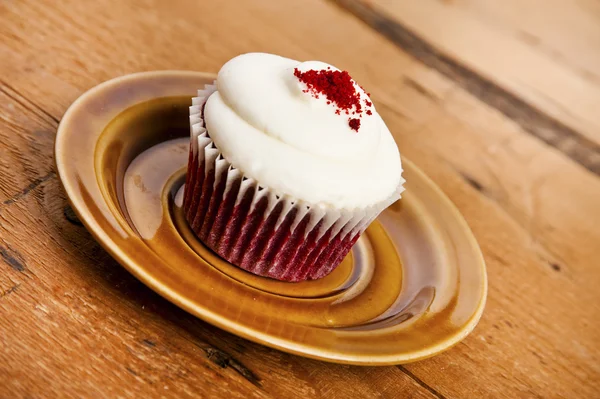 Cupcake on plate over wood background — Stock Photo, Image