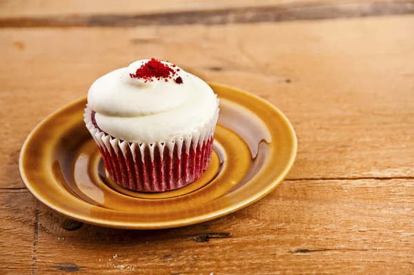 Cupcake on plate over wood background — Stock Photo, Image