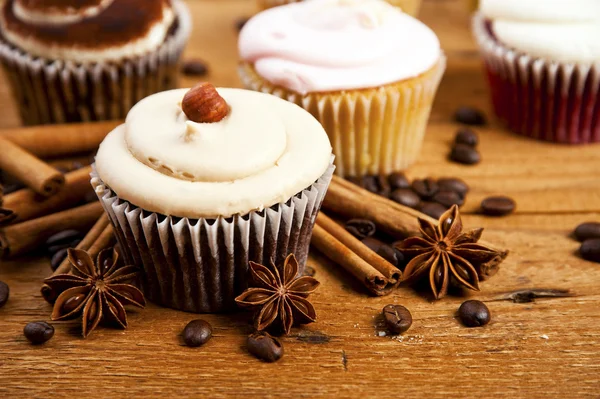 Schokoladenkuchen, Kaffeebohnen, Zimt, Sternanis auf Säckchen — Stockfoto
