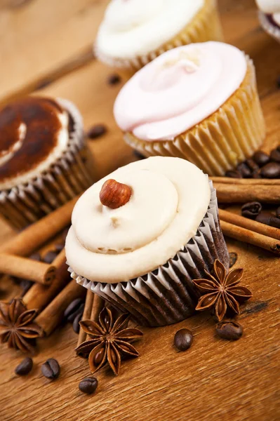 Schokoladenkuchen, Kaffeebohnen, Zimt, Sternanis auf Säckchen — Stockfoto