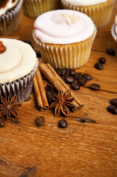 Chocolate cupcake, coffee beans, cinnamon, star anise on sacking — Stock Photo, Image