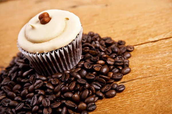 Choklad cupcake på gamla träbord — Stockfoto