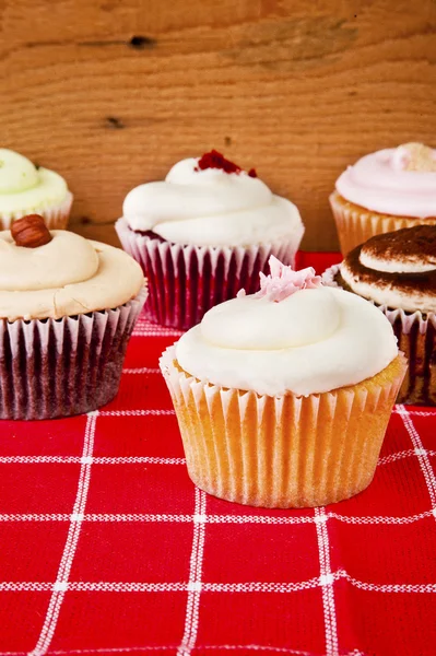 Cupcakes on wooden background — Stock Photo, Image