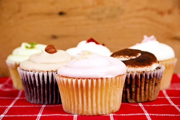 Cupcakes on wooden background — Stock Photo, Image