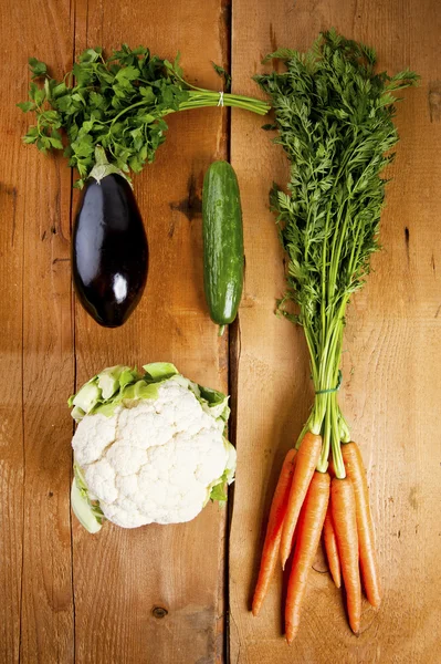 Légumes frais sur table en bois — Photo