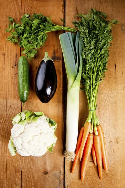 Légumes frais sur table en bois — Photo