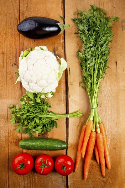 Gemüse auf Holztisch — Stockfoto