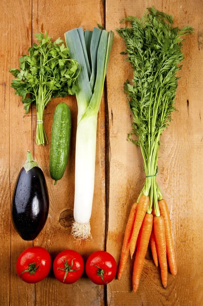 Légumes sur table en bois — Photo