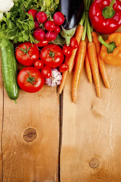 Grönsaker på träbord — Stockfoto