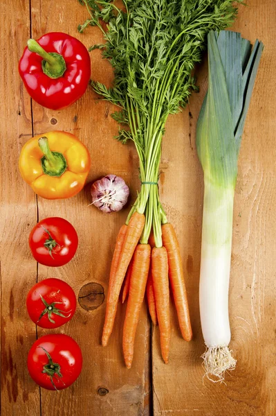 Grönsaker på träbord — Stockfoto