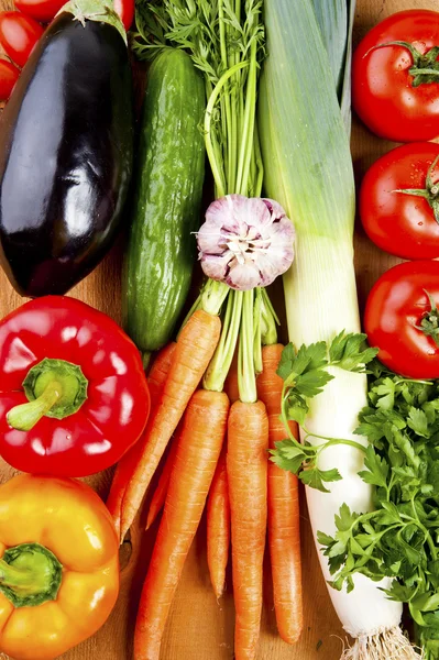 Grönsaker på träbord — Stockfoto