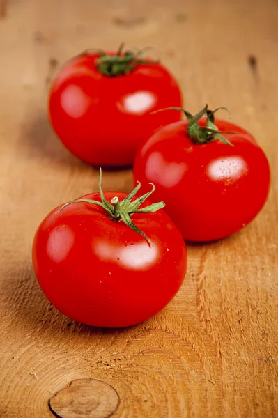 Tomates, cozidos com ervas para a preservação na madeira velha — Fotografia de Stock