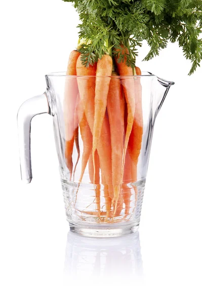 Zumo de zanahoria en jarra de vidrio aislada sobre fondo blanco — Foto de Stock