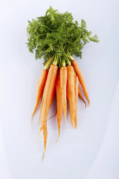 Sayuran wortel dengan daun terisolasi pada potongan latar belakang putih — Stok Foto
