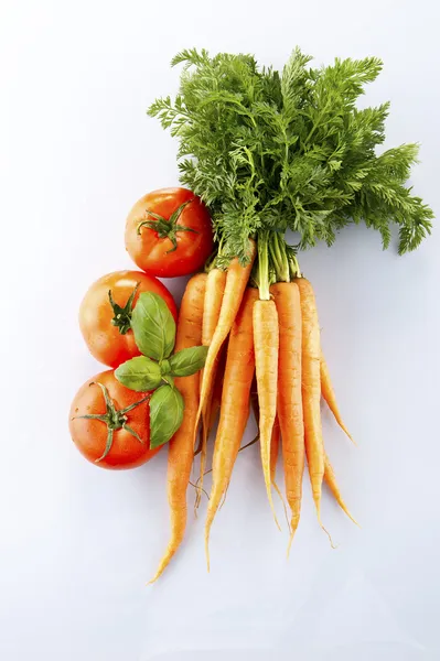 Świeże składniki do gotowania w rustykalnych wnętrzach: pomidory, bazylia — Zdjęcie stockowe