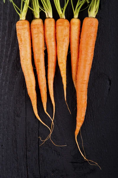 Zanahorias frescas crudas con colas, vista superior —  Fotos de Stock