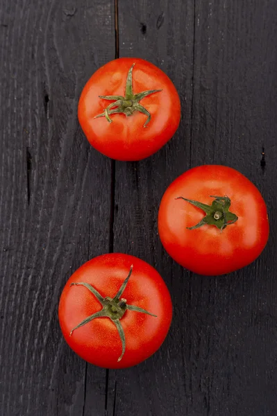 Tomates, cocidos con hierbas para la conservación en la madera vieja — Foto de Stock