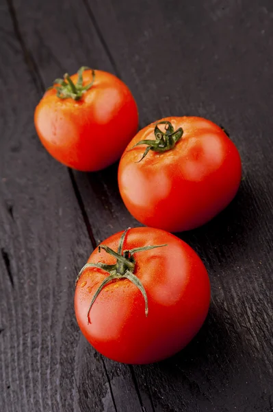 Tomates, cocidos con hierbas para la conservación en la madera vieja — Foto de Stock