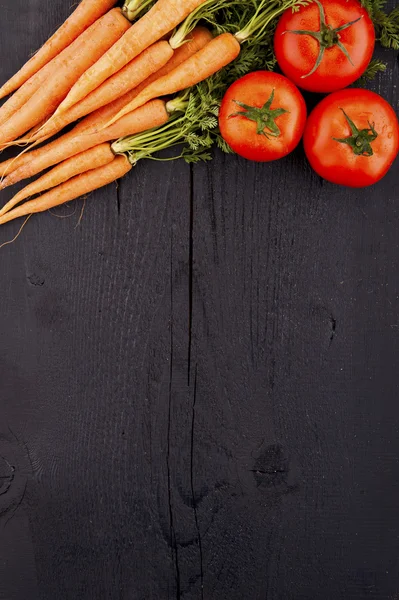 Tomaten, Möhren auf dem Tisch — Stockfoto