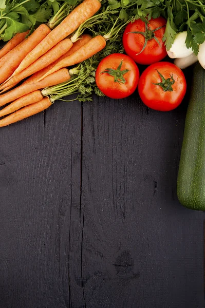 Verduras orgánicas saludables sobre un fondo de madera — Foto de Stock