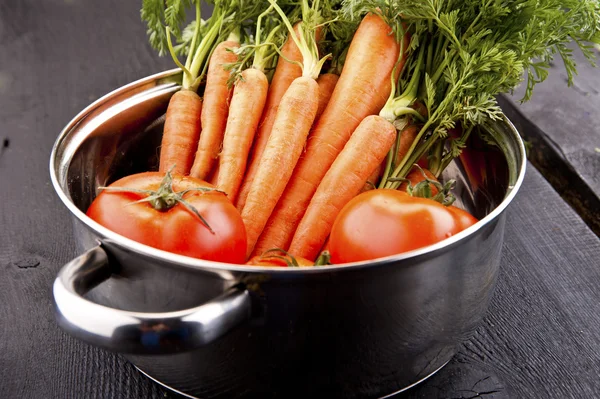 Sayuran segar ke dalam pot stainless steel casserole — Stok Foto