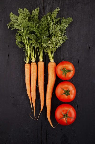 Tomates, carottes sur la table — Photo