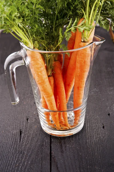 Jus sayuran wortel dalam kendi kaca diisolasi pada latar belakang putih — Stok Foto