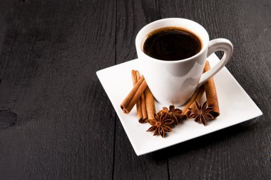 Tahta masada bir fincan kahve.