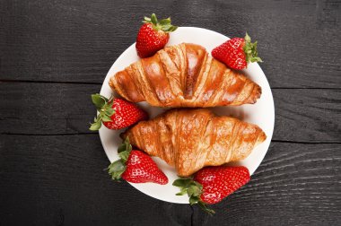 Taze pişmiş kruvasan.