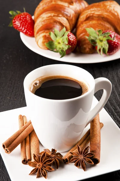 Kavárna a croissant s skořice a anýzu hvězdy — Stock fotografie