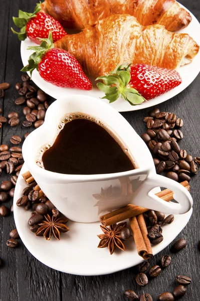 Snídaně s kávou v tvaru srdce a croissanty v košíku — Stock fotografie